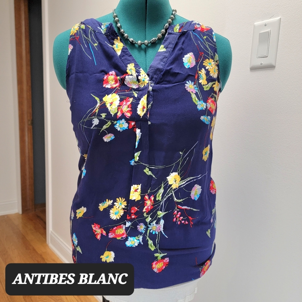 Antibes Blanc size medium sleeveless top. Super cute.
